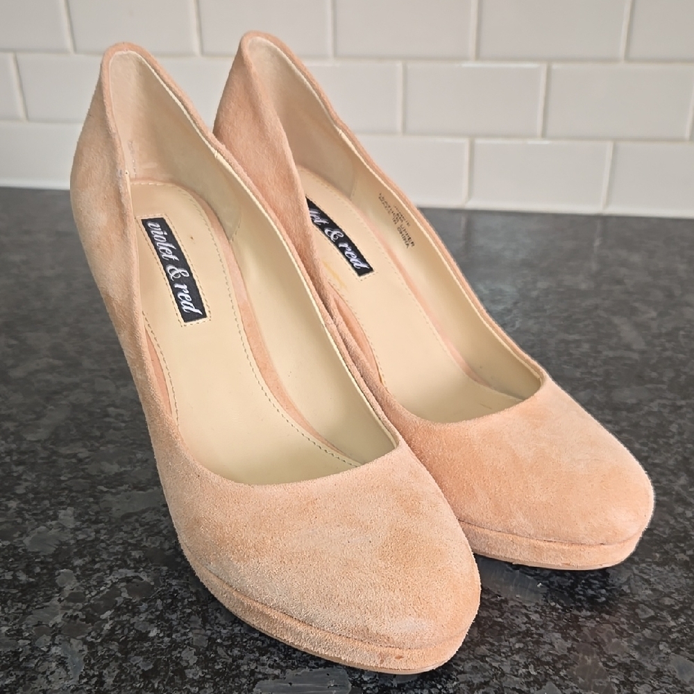 Violet & Red "Jennie" Size 6 Peachy-Beige Suede Platform Pump Heels